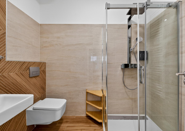 Predávame atraktívny 3 izbový byt s 2 kúpeľňami a veľkou predzáhradkou, Slnečnice – Viladomy