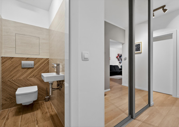 Predávame atraktívny 3 izbový byt s 2 kúpeľňami a veľkou predzáhradkou, Slnečnice – Viladomy