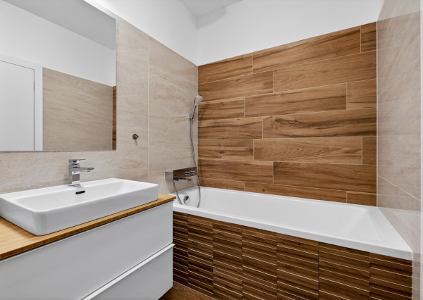 Predávame atraktívny 3 izbový byt s 2 kúpeľňami a veľkou predzáhradkou, Slnečnice – Viladomy