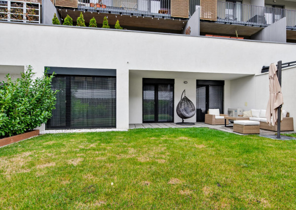 Predávame atraktívny 3 izbový byt s 2 kúpeľňami a veľkou predzáhradkou, Slnečnice – Viladomy