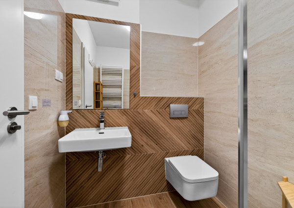 Predávame atraktívny 3 izbový byt s 2 kúpeľňami a veľkou predzáhradkou, Slnečnice – Viladomy