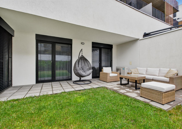 Predávame atraktívny 3 izbový byt s 2 kúpeľňami a veľkou predzáhradkou, Slnečnice – Viladomy