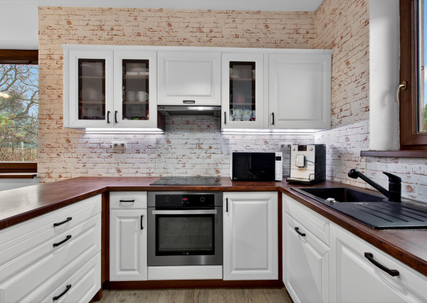 Predávame rodinný dom s garážou a pekným pozemkom v uzavretom kondomíniu v Miloslavove