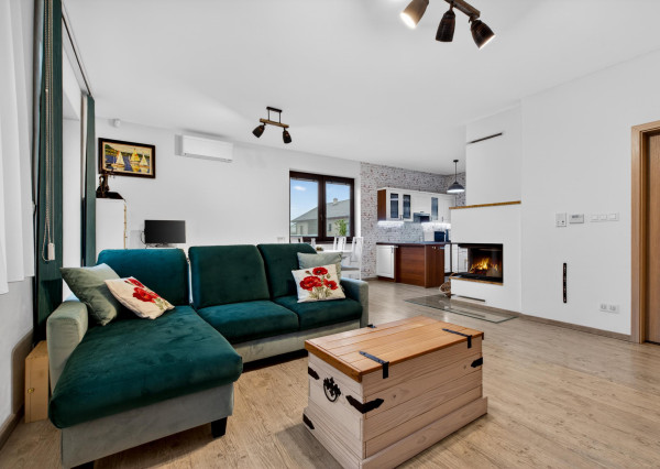 Predávame rodinný dom s garážou a pekným pozemkom v uzavretom kondomíniu v Miloslavove