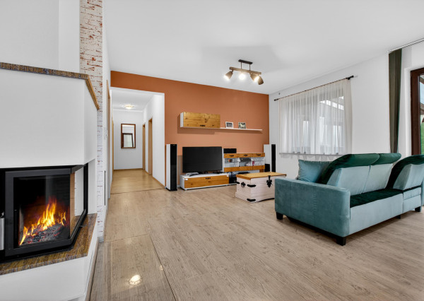 Predávame rodinný dom s garážou a pekným pozemkom v uzavretom kondomíniu v Miloslavove