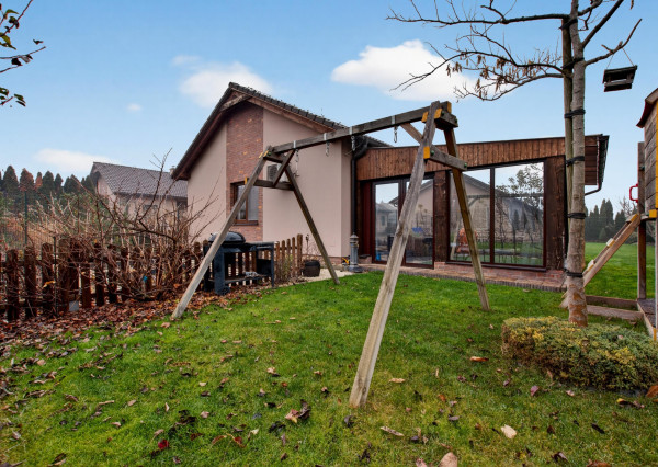 Predávame rodinný dom s garážou a pekným pozemkom v uzavretom kondomíniu v Miloslavove