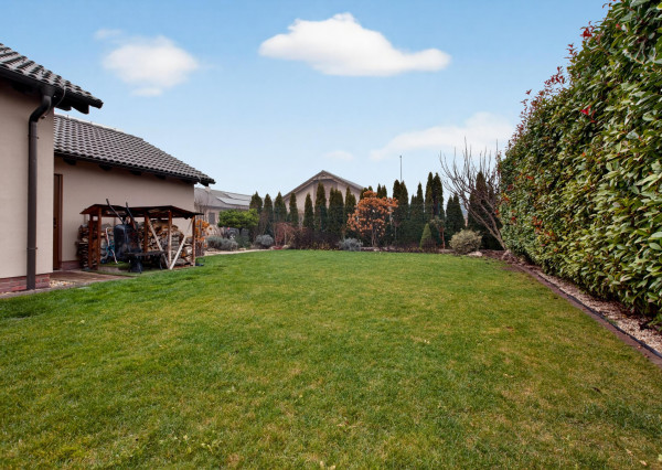 Predávame rodinný dom s garážou a pekným pozemkom v uzavretom kondomíniu v Miloslavove