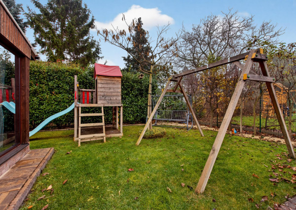 Predávame rodinný dom s garážou a pekným pozemkom v uzavretom kondomíniu v Miloslavove