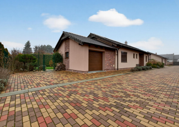 Predávame rodinný dom s garážou a pekným pozemkom v uzavretom kondomíniu v Miloslavove