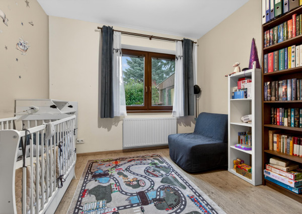 Predávame rodinný dom s garážou a pekným pozemkom v uzavretom kondomíniu v Miloslavove