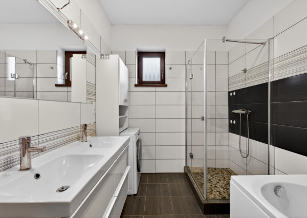 Predávame rodinný dom s garážou a pekným pozemkom v uzavretom kondomíniu v Miloslavove