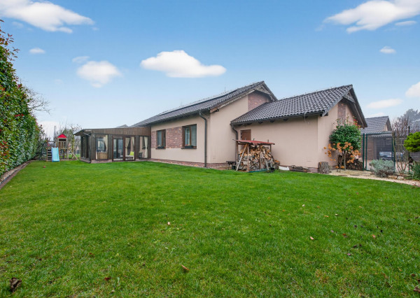 Predávame rodinný dom s garážou a pekným pozemkom v uzavretom kondomíniu v Miloslavove