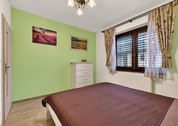 Predávame rodinný dom s garážou a pekným pozemkom v uzavretom kondomíniu v Miloslavove