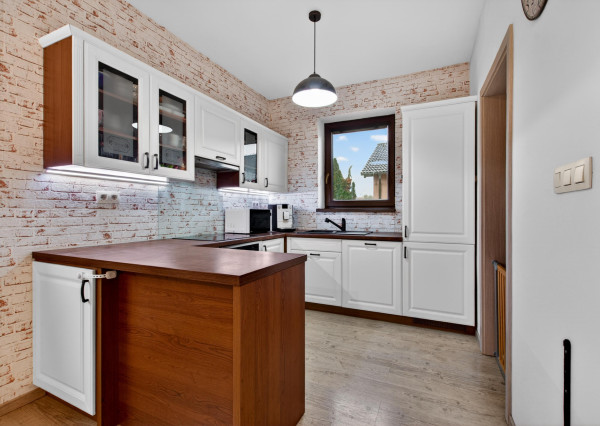 Predávame rodinný dom s garážou a pekným pozemkom v uzavretom kondomíniu v Miloslavove