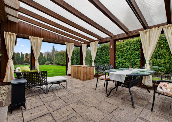 Predávame rodinný dom s garážou a pekným pozemkom v uzavretom kondomíniu v Miloslavove