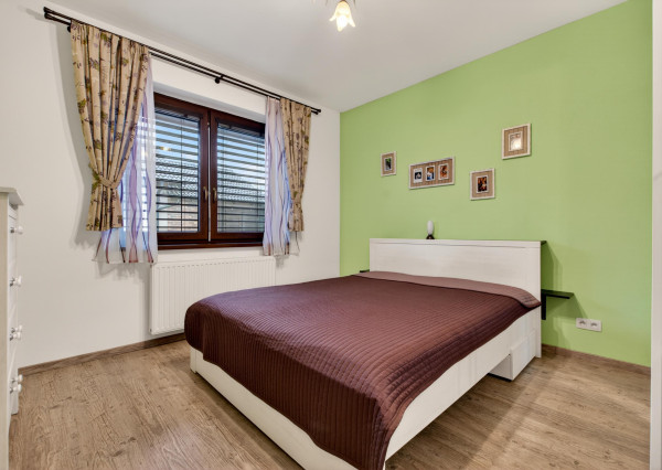 Predávame rodinný dom s garážou a pekným pozemkom v uzavretom kondomíniu v Miloslavove