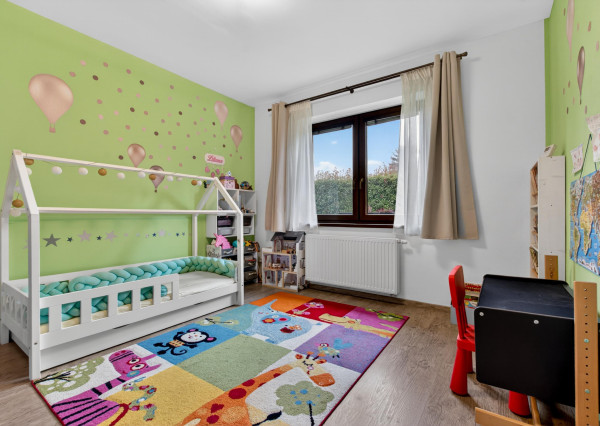 Predávame rodinný dom s garážou a pekným pozemkom v uzavretom kondomíniu v Miloslavove