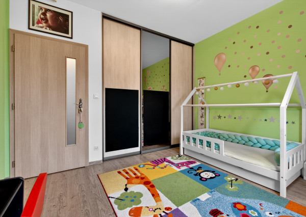 Predávame rodinný dom s garážou a pekným pozemkom v uzavretom kondomíniu v Miloslavove