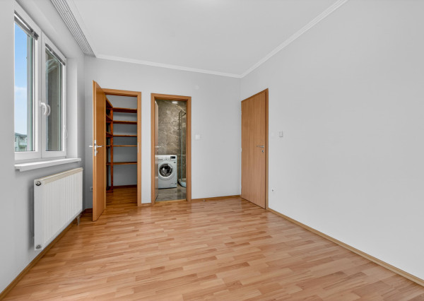 Predávame priestranný 2.izbový byt (možnosť úpravy na 3.i) s balkónom, lodžiou a parkovaním v Dúbravke