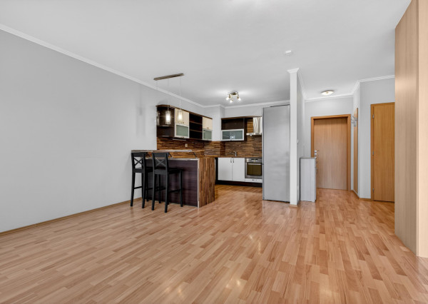 Predávame priestranný 2.izbový byt (možnosť úpravy na 3.i) s balkónom, lodžiou a parkovaním v Dúbravke