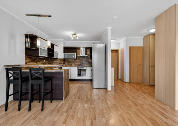 Predávame priestranný 2.izbový byt (možnosť úpravy na 3.i) s balkónom, lodžiou a parkovaním v Dúbravke