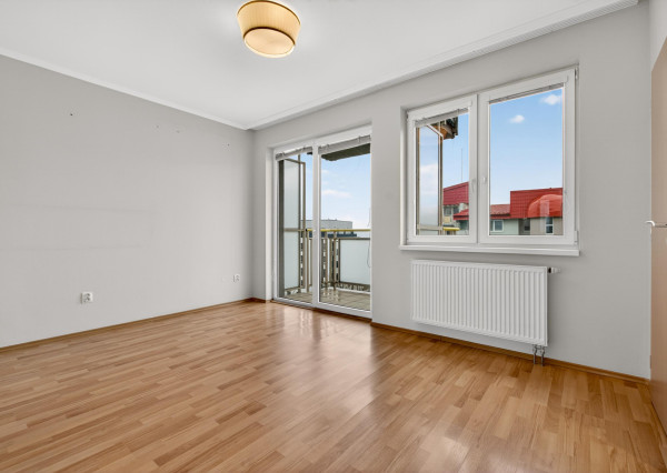 Predávame priestranný 2.izbový byt (možnosť úpravy na 3.i) s balkónom, lodžiou a parkovaním v Dúbravke