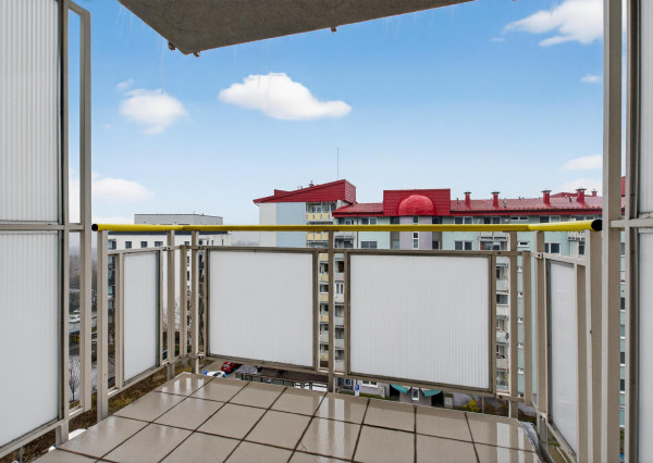 Predávame priestranný 2.izbový byt (možnosť úpravy na 3.i) s balkónom, lodžiou a parkovaním v Dúbravke