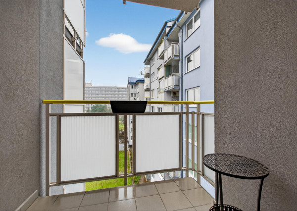 Predávame priestranný 2.izbový byt (možnosť úpravy na 3.i) s balkónom, lodžiou a parkovaním v Dúbravke