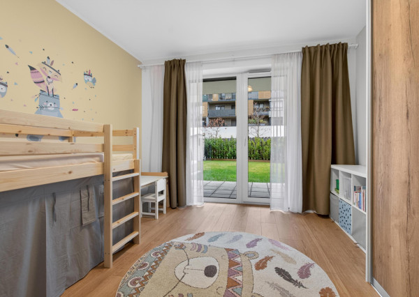 Predávame atraktívny 3 izbový byt s 2 kúpeľňami a veľkou predzáhradkou, Slnečnice – Viladomy