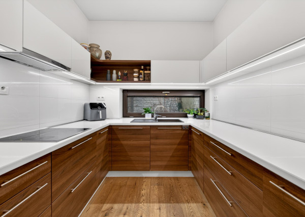 Predávame moderný  bungalov s bazénom v Rusovciach