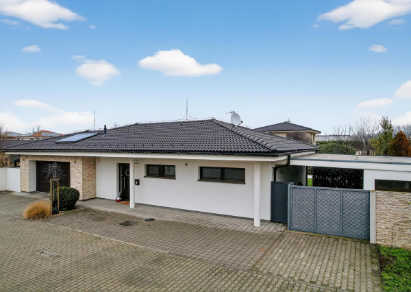 Predávame moderný  bungalov s bazénom v Rusovciach