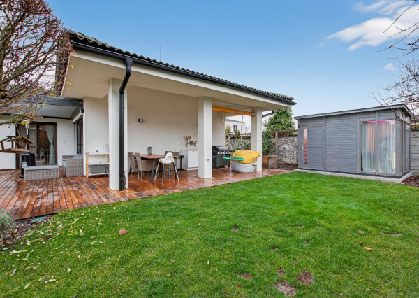 Predávame moderný  bungalov s bazénom v Rusovciach