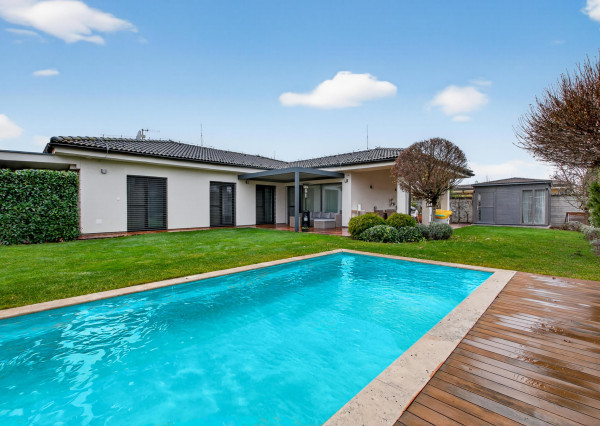 Predávame moderný  bungalov s bazénom v Rusovciach