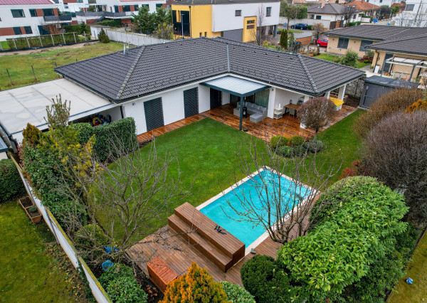 Predávame moderný  bungalov s bazénom v Rusovciach