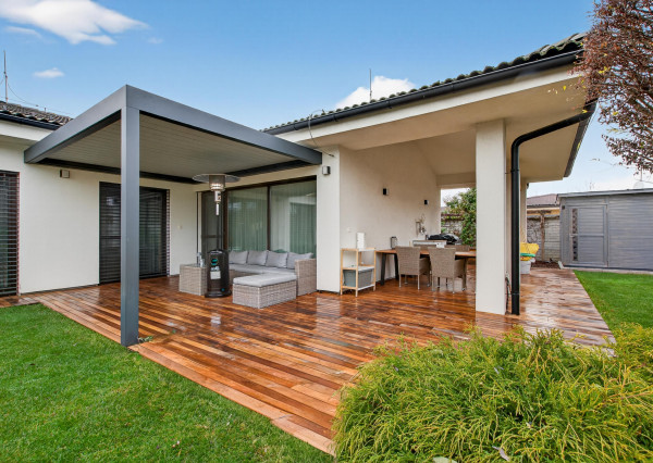 Predávame moderný  bungalov s bazénom v Rusovciach