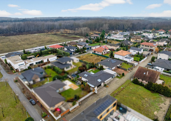 Predávame moderný  bungalov s bazénom v Rusovciach