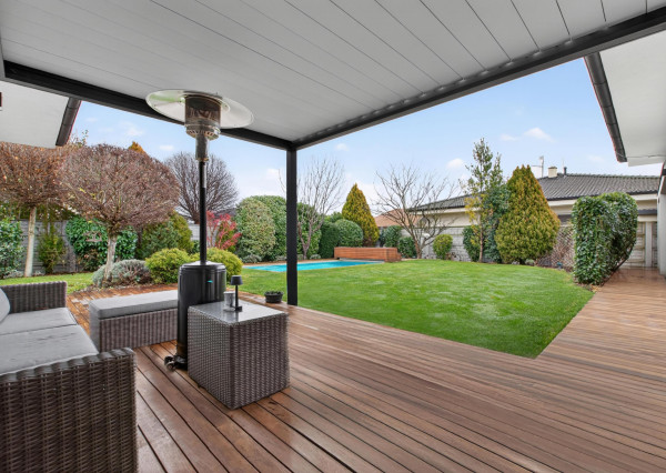 Predávame moderný  bungalov s bazénom v Rusovciach