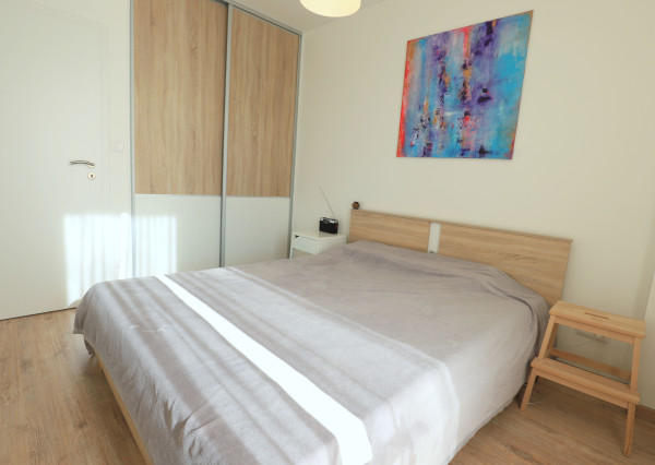 Prenajímame praktický byt orientovaný do tichého vnútrobloku s parkovaním a terasou.