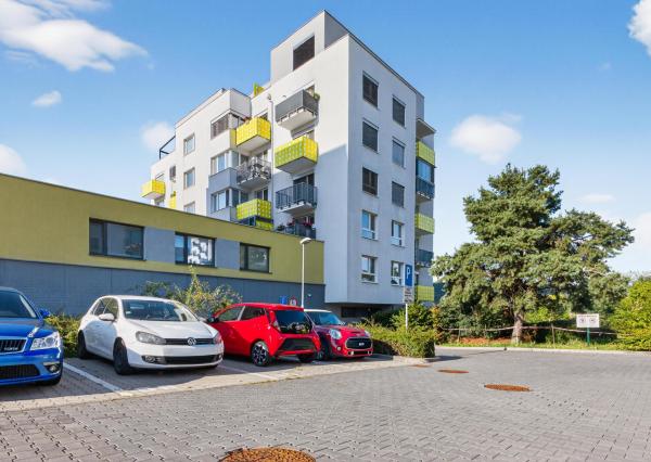 Prenajímame veľký 2 izbový byt so záhradkou (23 m2) a parkovacím státím v Dúbravke