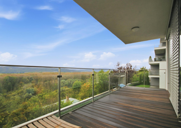 Prenajímame veľkometrážny byt s veľkou záhradou v obľúbenom projekte Condominium Renaissance