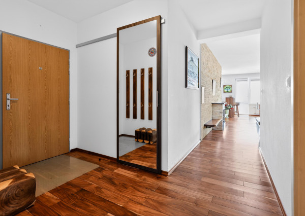 Prenajímame kvalitne zariadený, veľkometrážny byt s parkovaním na Kadnárovej ulici