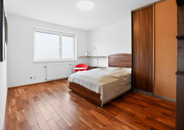 Prenajímame kvalitne zariadený, veľkometrážny byt s parkovaním na Kadnárovej ulici