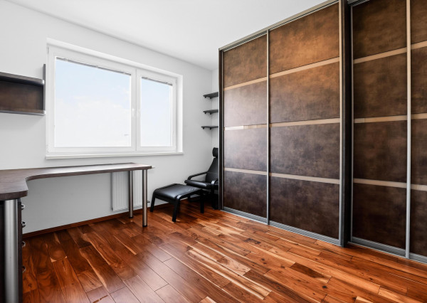 Prenajímame kvalitne zariadený, veľkometrážny byt s parkovaním na Kadnárovej ulici