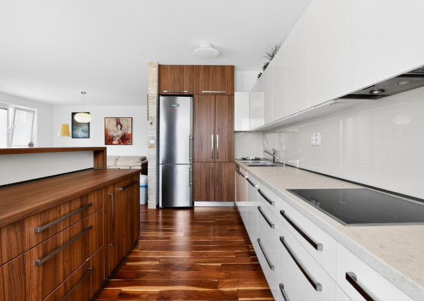 Prenajímame kvalitne zariadený, veľkometrážny byt s parkovaním na Kadnárovej ulici