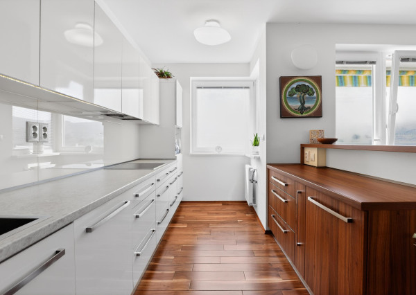 Prenajímame kvalitne zariadený, veľkometrážny byt s parkovaním na Kadnárovej ulici