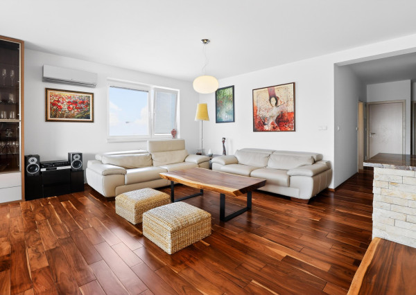 Prenajímame kvalitne zariadený, veľkometrážny byt s parkovaním na Kadnárovej ulici