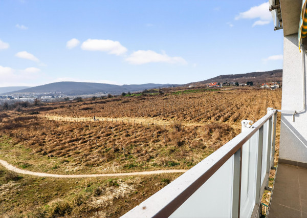 Prenajímame kvalitne zariadený, veľkometrážny byt s parkovaním na Kadnárovej ulici