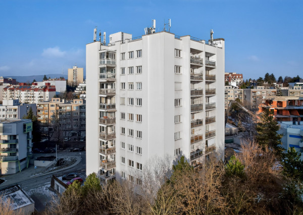 Predávame priestranný 3-izbový byt v atraktívnej lokalite pri Horskom parku