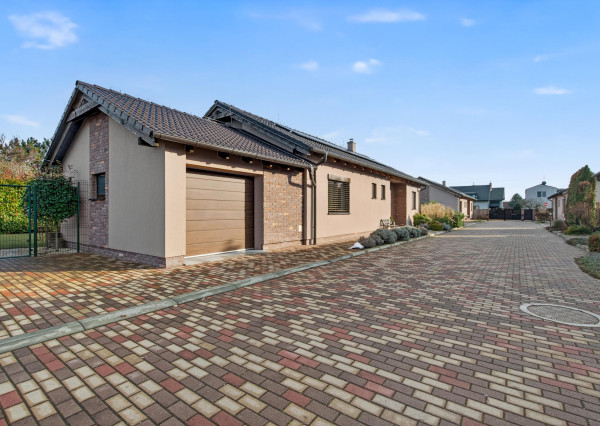 Predávame rodinný dom s garážou a pekným pozemkom v uzavretom kondomíniu, Miloslavov - Alžbetin dvor