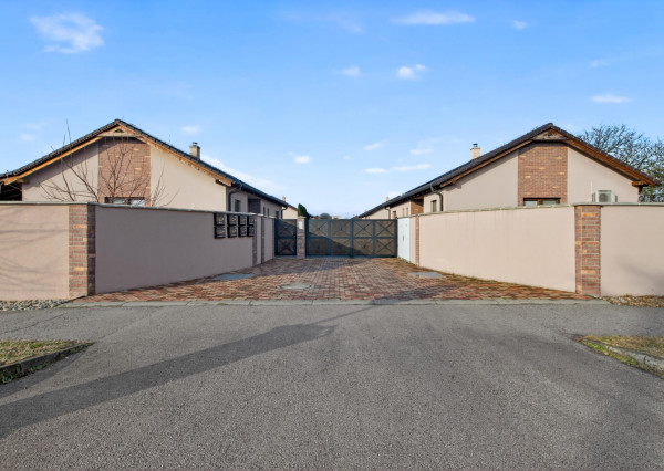 Predávame rodinný dom s garážou a pekným pozemkom v uzavretom kondomíniu, Miloslavov - Alžbetin dvor